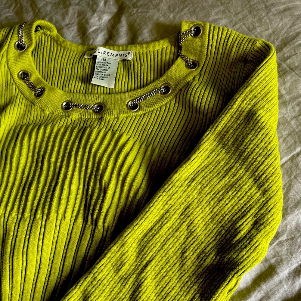 RICH GREEN HALF SLEEVED RIBBED SHIRT WITH CHAIN LINED DETAIL.
